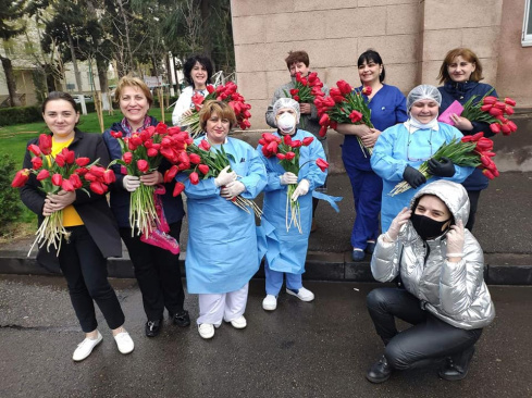 Тюльпаны дедушки Како для грузинских врачей 