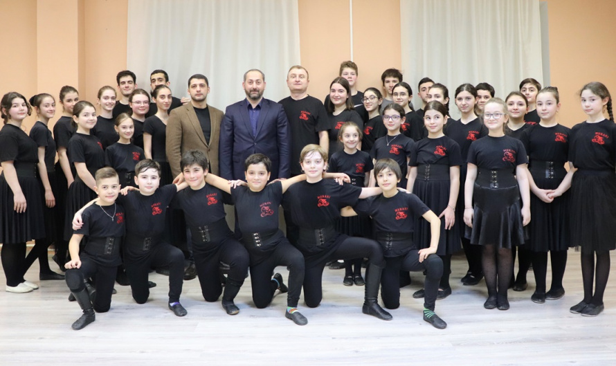 Давид Цецхладзе посетил ансамбль песни и танца «Мерани»
